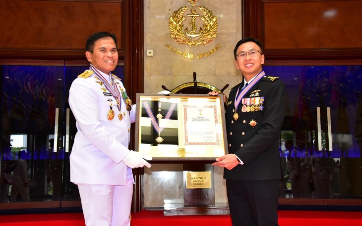 Tanda Kehormatan Bintang Jala Sena Utama Dianugrahkan Kepada Chief Of The Republik Of Singapore Navy