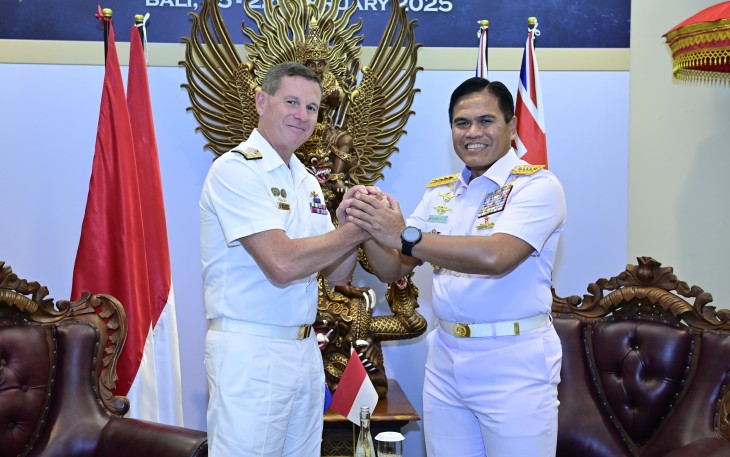 Kepala Staf Angkatan Laut (Kasal) Laksamana TNI Dr. Muhammad Ali bersama 8 Chief Of Navy dan 13 Head Of Delegation dari negara peserta saling berdiskusi satu sama lain pada Bilateral Meeting yang dilaksanakan di Nusa Dua Beach Hotel, Klungkung, Bali, Sabtu (15/2)