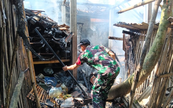 TNI-Polri dan Damkar Trenggalek Beraksi Padamkan Kebakaran di Pemukiman Warga