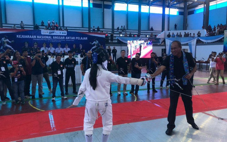 Kegiatan pertandingan Kejurnas Anggar Antar Pelajar di GOR Duasudara Manembo-nembo Kota Bitung, Sulawesi Utara