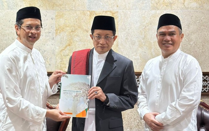 Plt. Inspektur Jenderal Kemanag, Faisal Ali Hasyim, saat menyerahkan hasil identifikasi risiko dan mitigasi layanan di Arafah, Muzdalifah, dan Mina (Armuzna) kepada Menteri Agama Nasaruddin Umar, di Masjid Istiqlal Jakarta, Jumat (11/4/2025).