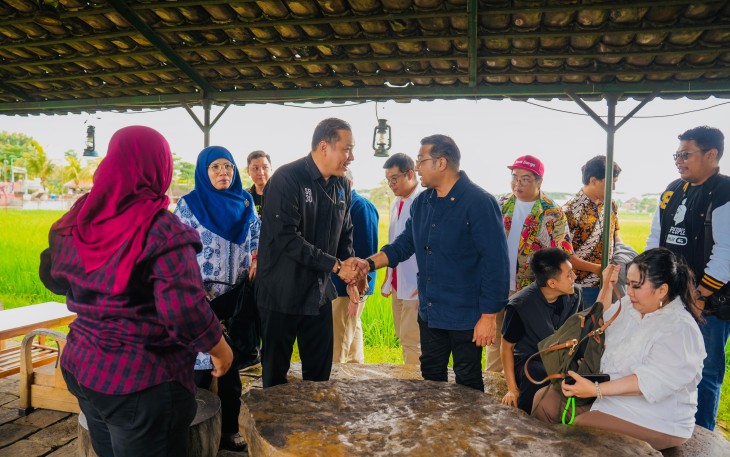 Menteri Ekonomi Kreatif/Kepala Badan Ekonomi Kreatif (Menekraf/Kabekraf), Teuku Riefky Harsya, mengadakan diskusi dengan kreator konten di Sambat Luwe, Malang