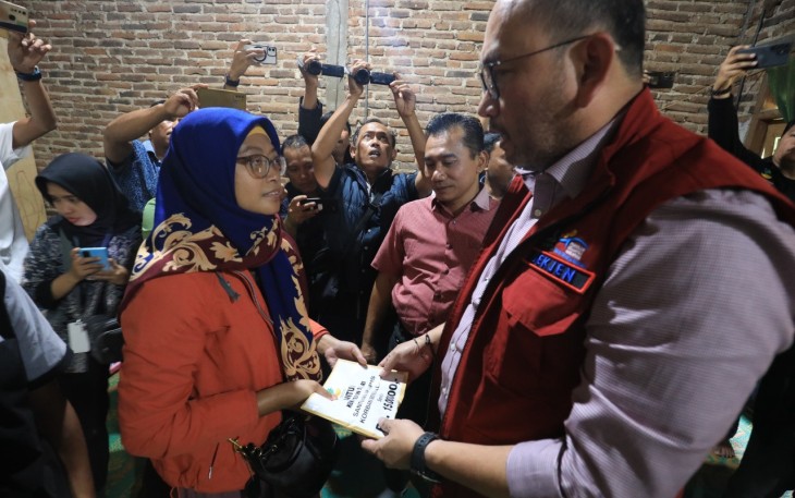 Sekretaris Jenderal Kemensos Robben Rico langsung menemui 5 keluarga korban bencana tanah longsor Bali di Desa Pragak, Kecamatan Parang, Magetan, Jawa Timur, Selasa (28/1/2025)