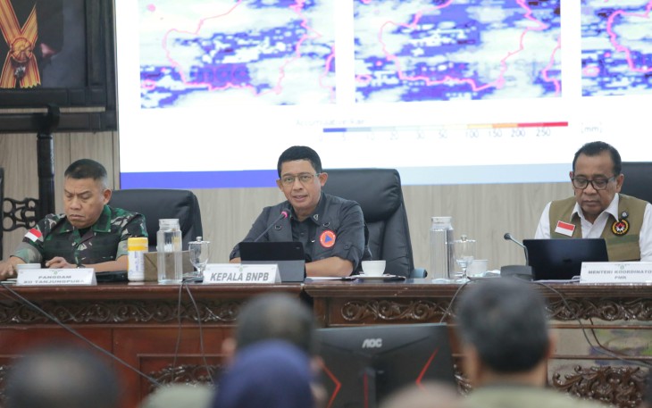Kepala Badan Nasional Penanggulangan Bencana (BNPB) Letjen TNI Suharyanto bersama dengan Menteri Koordinator Bidang Pembangunan Manusia dan Kebudayaan (Menko PMK) Pratikno saat memimpin Rapat Koordinasi Penanganan Bencana Banjir dan Tanah Longsor di Provinsi Kalimantan Barat. Rapat ini dilaksanakan pada Kamis (30/1) di Balai Petitih, Kantor Gubernur Kalimantan Barat.