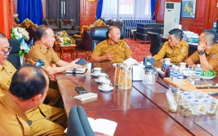 Sekretaris Daerah Provinsi Kepulauan Riau, Adi Prihantara, saat menghadiri Rapat Koordinasi (Rakor) Persiapan Pelantikan Kepala Daerah Terpilih Hasil Pilkada Serentak Tahun 2024 melalui zoom meeting di Ruang Rapat Sekda, Senin (3/2). 