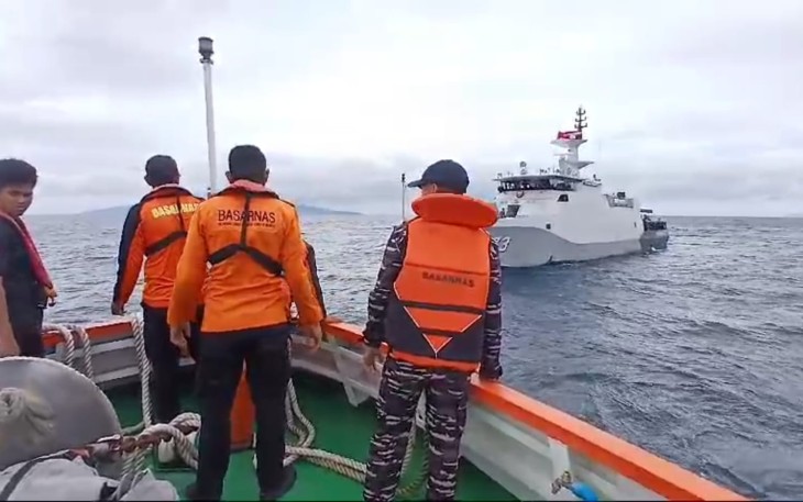 KRI Matabongsang-873 Selamatkan Kapal Milik Basarnas yang Mengalami Kerusakan Mesin dan Kemudi