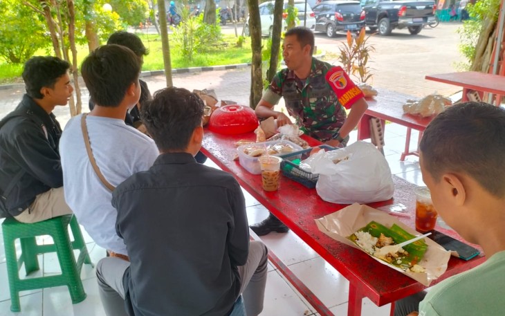 Babinsa Koramil Ngawi Sosialisasi Rekrutmen TNI AD di Wilayah Binaan