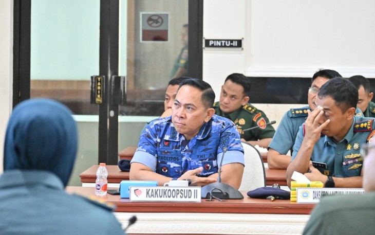 Inspektur Komando Operasi Udara II (Irkoopsud II) Marsma TNI Hermawan Widhianto, S.E., M.M., menghadiri Taklimat Awal Audit Kinerja dan Audit Ketaatan Inspektorat Jenderal (Itjen) TNI Periode Tahun Anggaran 2025 yang dilaksanakan secara video conference (vicon) dari Ruang Bina Yudha Makodam XIV/Hasanuddin, Kota Makassar, Senin (17/2/2025)