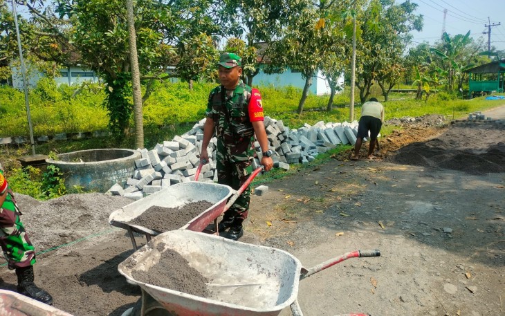 Anggota Koramil Karangjati Karya Bhakti Bersama Warga Laksanakan Pengecoran Jalan