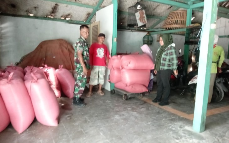 Anggota Koramil 0803-05/Wungu Dampingi Serapan Gabah di Desa Karangrejo