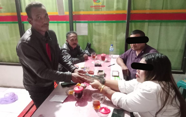 Korban saat menyerahkan uang