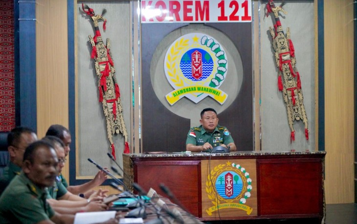 Komandan Korem 121/Abw Brigjen TNI Purnomosidi, S.I.P., M.A.P., M.Han., pimpin Rapat Sidang Pangkar Jabatan Perwira jajaran Korem 121/Abw TW I Tahun 2025, bertempat di Ruang kerja Danrem 121/Abw, Pontianak, Kalimantan Barat, Selasa (11/03/2025)