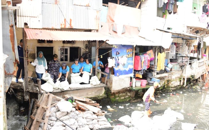 Prajurit Kowal melaksanakan aksi peduli lingkungan berupa kegiatan pembersihan Anak Kali Krukut, Jakarta Pusat, Sabtu pagi (13/12).