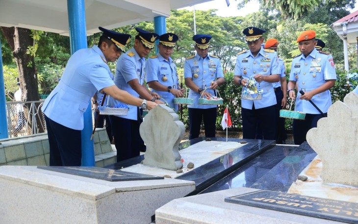Danlanud Sultan Hasanuddin Ziarah di Taman Makam Pahlawan
