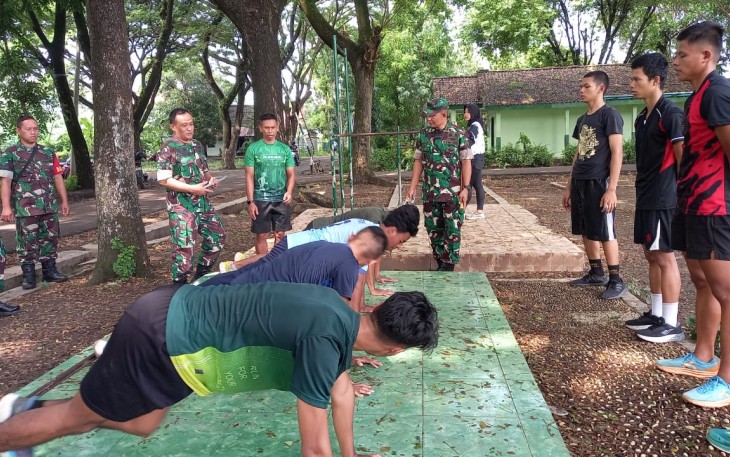 Kodim 0802/Ponorogo terus melakukan kegiatan sosialisasi terkait rekrutmen atau penerimaan untuk menjadi prajurit Tentara Nasional Indinesia Angkatan Darat (TNI AD) kepada warga Kabupaten Ponorogo khususnya para generasi muda, Rabu (29/01/2025)
