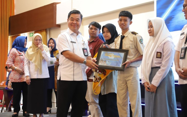 Dirjen Kependudukan dan Pencatatan Sipil Kementerian Dalam Negeri RI, Teguh Setyabudi, menyampaikan pelayanan adminduk harus membahagiakan masyarakat. Pelayanan yang diberikanpun harus cermat, tepat, akurat dan gratis