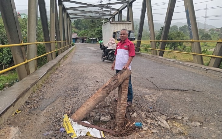 Walikota Lumbung Informasi Rakyat ( LIRA) Kota Padangsidimpuan, Rudy Hartono, saat meninjau langsung kondisi kerusakan Badan Jalan Jembatan, Jalan Abdul Haris Nasution atau Jalan By Pass, Sabtu (10/5/2025)