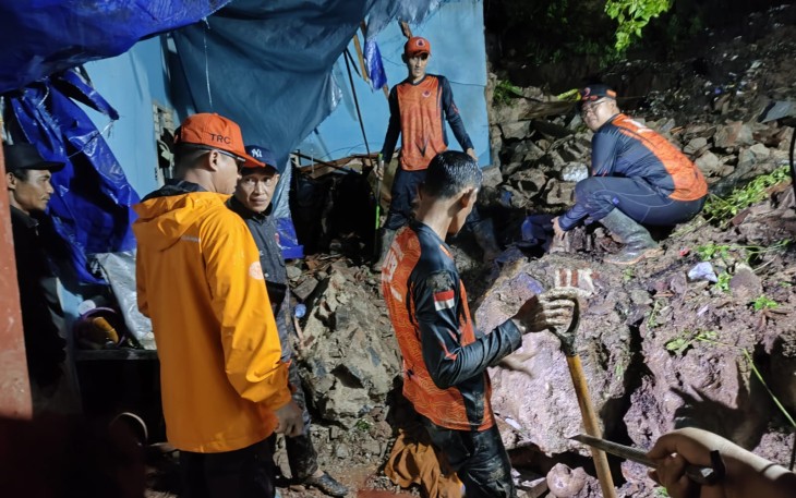 Tim gabungan melakukan evakuasi dan pencarian korban di Kota Bandar Lampung, Provinsi Lampung, pada Sabtu (22/2) Sumber foto/video : BPBD Kota Bandar Lampung