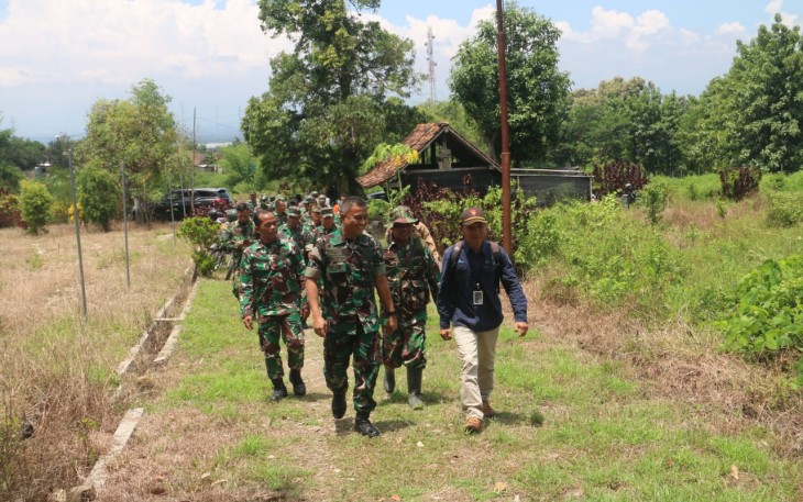 Letkol Kav Widhi Bayu Sudibyo, Dandim 0803 Madiun, hari ini melakukan survei lahan di kawasan Kesatuan Pemangkuan Hutan (KPH) Desa Pajaran, Kecamatan Saradan, Kamis (13/3)