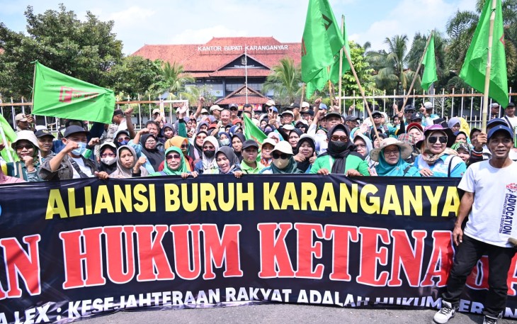 Aksi ratusan buruh yang tergabung dalam Aliansi Gerakan Buruh Karanganyar (Gebuk) peringati May Day, di depan Kantor Bupati Karanganyar, Kamis (1/5/2025)
