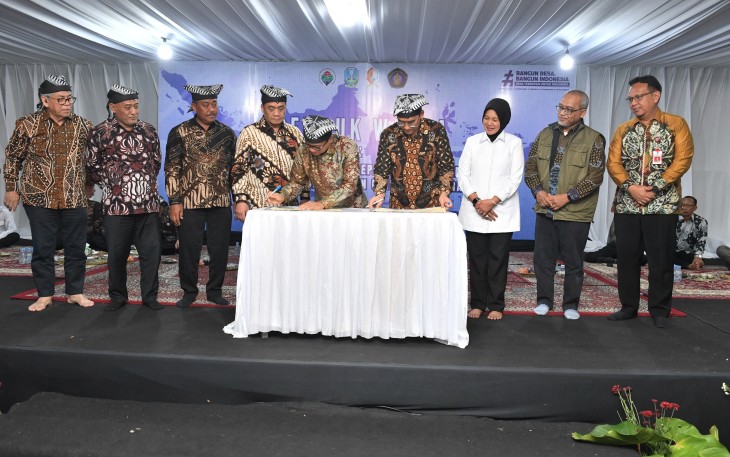 Mendes Yandri didampingi Wamendes Ariza dan Dirjen PDP Nugroho Setijo Nagoro saat menandatangani Memorandum of Understanding (MoU)  dengan Rektor Universitas Brawijaya Widodo disaksikan Wakil Bupati Bojonegoro Nurul Azizah