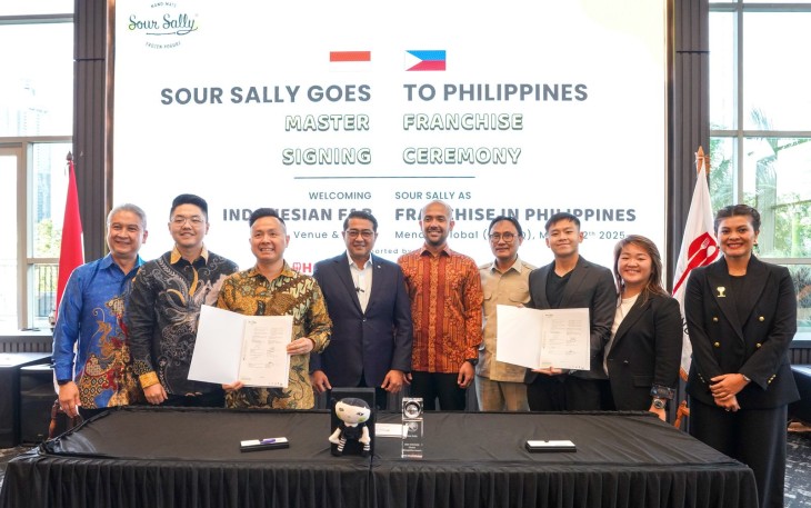  Menteri Ekonomi Kreatif/Kepala Badan Ekonomi Kreatif, Teuku Riefky Harsya, menjadi pembicara sekaligus saksi penandatanganan kerja sama antara Sour Sally Group dengan mitra Filipina, dalam acara "Indonesia Go Global", di IDN HQ, Jakarta, pada Rabu 12 Maret 2025