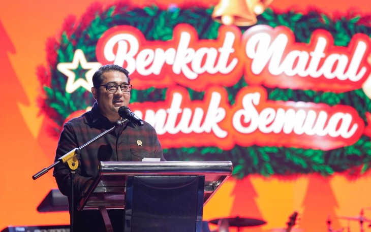 Menteri Ekonomi Kreatif, Teuku Riefky Harsya, menyampaikan sambutan dalam acara Bagak Marnatal yang berlangsung di SMA YP HKBP 1 Pematang Siantar, Sabtu (13/12/2025).