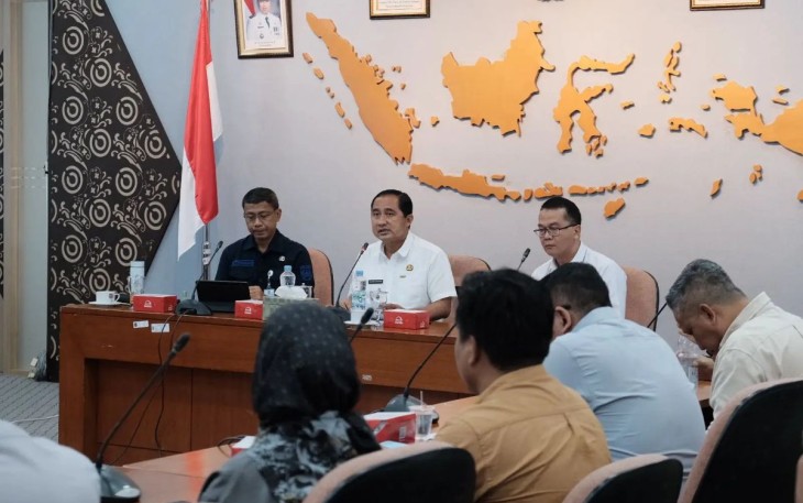 Plh Wali Kota Depok, Chandra Rahmansyah memberikan arahan pada dalam acara Rakor HLM di Ruang Edelweis, Lantai 5 Balai Kota Depok, Selasa (25/02/25).