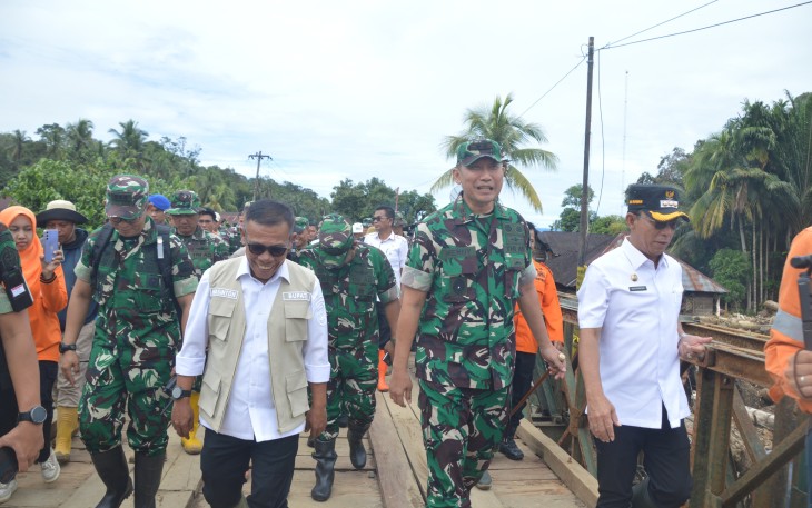 Pangdam I/BB Mayjen TNI Hendy Antariksa saat meninjau lokasi bencana alam dan akses jalan terputus di Desa Anggoli, Kecamatan Sibabangun, Kabupaten Tapanuli Selatan, Rabu (17/12/2025).