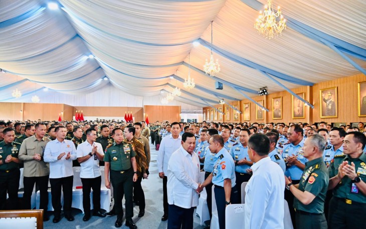 Panglima TNI saat Dampingi Presiden RI Berikan Pengarahan Kepada Dansat Jajaran TNI