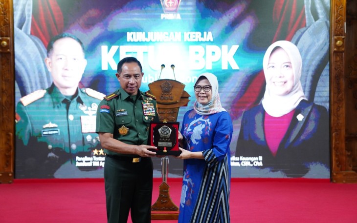 Panglima TNI Jenderal TNI Agus Subiyanto menerima kunjungan Ketua Badan Pemeriksa Keuangan (BPK) RI, Dr. Ir. Isma Yatun, M.T., CSFA., di Mabes TNI, Cilangkap, Jakarta Timur, Senin (14/04/2025)