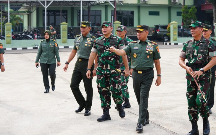 Panglima TNI Jenderal TNI Agus Subiyanto meninjau secara langsung progres pembangunan fasilitas satuan di Markas Komando Brigade Infanteri (Brigif) 17/Kostrad