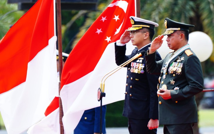 Panglima TNI Sematkan Bintang Jalasena Utama Kepada Kasal Singapura