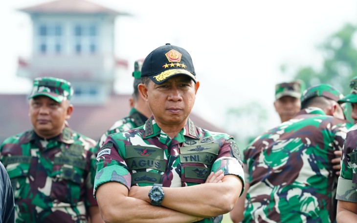 Panglima TNI Jenderal TNI Agus Subiyanto meninjau secara langsung kesiapan pelaksanaan upacara tradisi kehormatan militer yang akan digelar di Landasan Suparlan, Pusat Pendidikan dan Latihan Pasukan Khusus (Pusdiklatpassus) TNI AD, Batujajar, Jawa Barat, Kamis (17/4/2025)