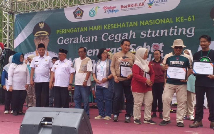 Ketua DPRD Kabupaten Blitar, Supriadi (empat dari kiri) Saat Hadiri Tasyakuran HKN ke- 61 (Foto : ist)