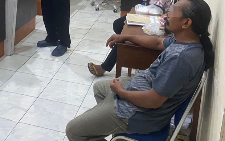  T (50), pelaku penganiayaan terhadap Anang Ari Sudagar (21), saat diamankan di Mapolres Karanganyar