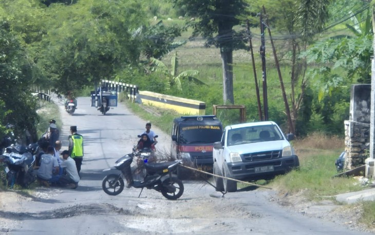 Warga melakukan pemblokiran jalan yang menuju lokasi Distrik Ledok Pertamina EP Field Cepu dengan pengawalan ketat aparat keamanan.