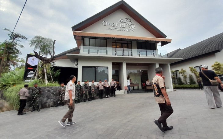 Puluhan anggota TNI, Polri dan Satpol PP menjaga ketat jalannya audensi penambang sumur tua
