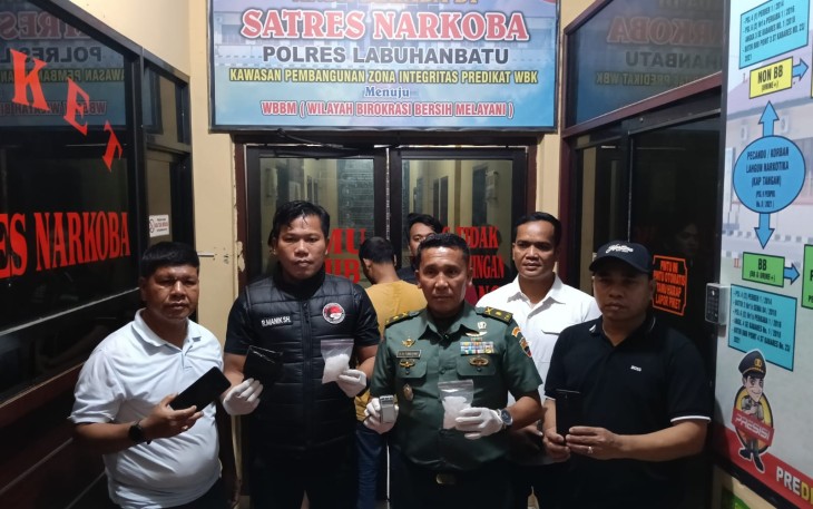 asdim Mayor Inf S.H. Tanjung memimpin konferensi pers terkait penangkapan terhadap seorang pria terduga pelaku kurir Narkoba inisial AYR (47) warga Desa Beringin Jaya Kecamatan Torgamba Kabupaten Labuhanbatu Selatan, dengan barang bukti diduga Sabu-Sabu seberat 2 ons lebih, dan pil ekstasi sebanyak 60 butir, di jalan WR Supratman Desa Janji Kecamatan Bilah Barat Kabupaten Labuhanbatu, Selasa (4/3/2025) sekira pukul 18.16 WIB