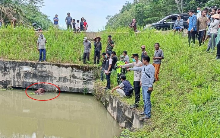 Mayat Perempuan Tanpa Identitas saat Ditemukan Mengapung di Aliran Sungai Irigasi Desa Nusa Muju
