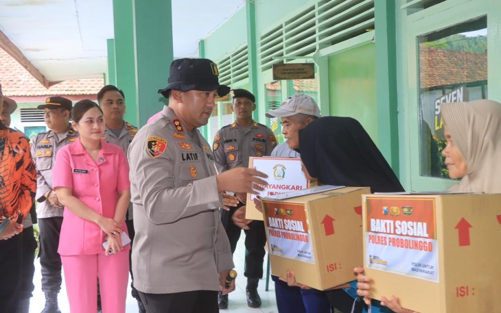 Kapolres Probolinggo AKBP M Wahyudin Latif saat Salurkan Bantuan untuk Warga Terdampak Banjir di Tiris