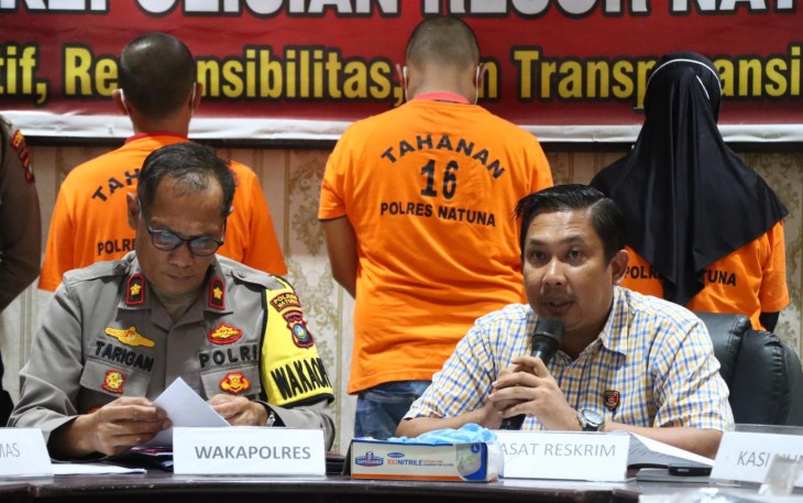 Kasat Reskrim Polres Natuna, Iptu Richie Putra, S.H., M.H. saat konferensi pers