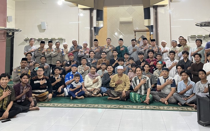 Kapolrestabes Makassar Kombes Pol Arya Perdana, S.H., S.I.K., M.Si, beserta jajaran Polrestabes Makassar berfoto bersama pengurus Masjid Nurul Huda di Jalan Bonto Duri Raya No. 22, Kelurahan Mannuruki, Kecamatan Tamalate, Kota Makassar pada Jumat (15/8/2025).
