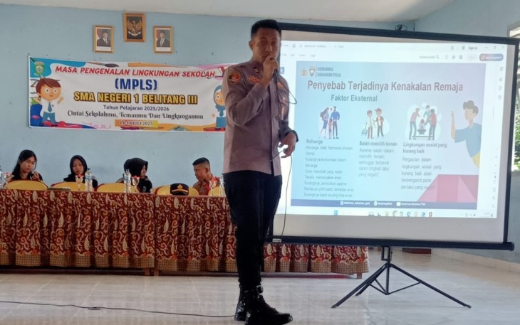 Kapolsek Belitang III saat Berikan Penyuluhan dalam MPLS SMA Negeri I