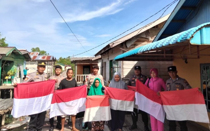 Kapolsek Bunguran Barat Ajak Masyarakat Kampung Nelayan di Sedanau Kibarkan Benderah Merah Putih