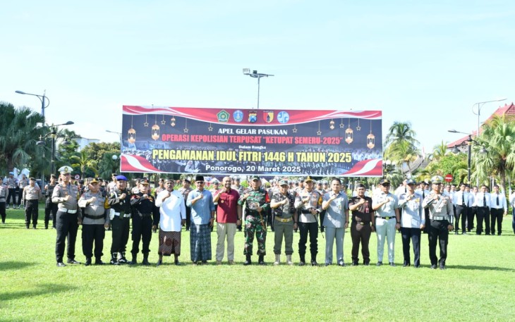 Komandan Kodim 0802/Ponorogo Letkol Inf Dwi Soerjono menghadiri undangan Apel Gelar Pasukan Serentak Operasi Kepolisian Terpusat Ketupat Semeru 2025 bertempat di Halaman Pendopo Agung Kabupaten Ponorogo, Kamis (20/03/2025)