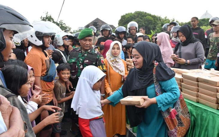 Persit KCK Cab XVI Dim Ponorogo dan Siswa TK Kartika IV-20 Bagi Bagi Takjil