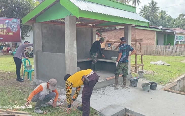 Satgas TMMD Ke-124 Kodim 0408/BS Bersama Warga Kerjakan Pemlesteran Poskamling
