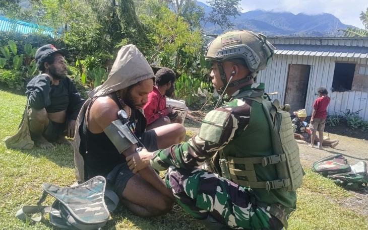 Prajurit Satgas Yonif 700/WYC melalui Pos Kout Sinak melaksanakan anjangsana ke Kampung Gigobak II, Distrik Sinak, Kabupaten Puncak. 