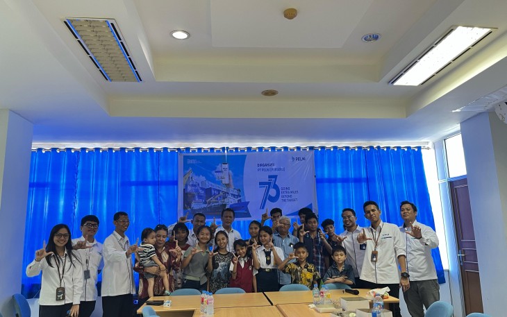 PT Pelni Cabang Bitung saat merayakan ulang tahun Pelni Ke-73 bersama Anak Yatim dan pengurus Panti Asuhan